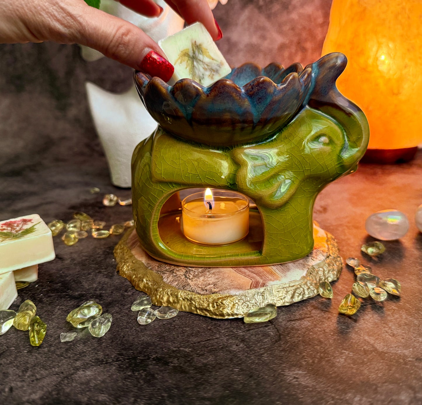 Duftlampe Elefant mit Blüte aus Keramik Farbe gelbgrün für Duftwachs Aromatherapie