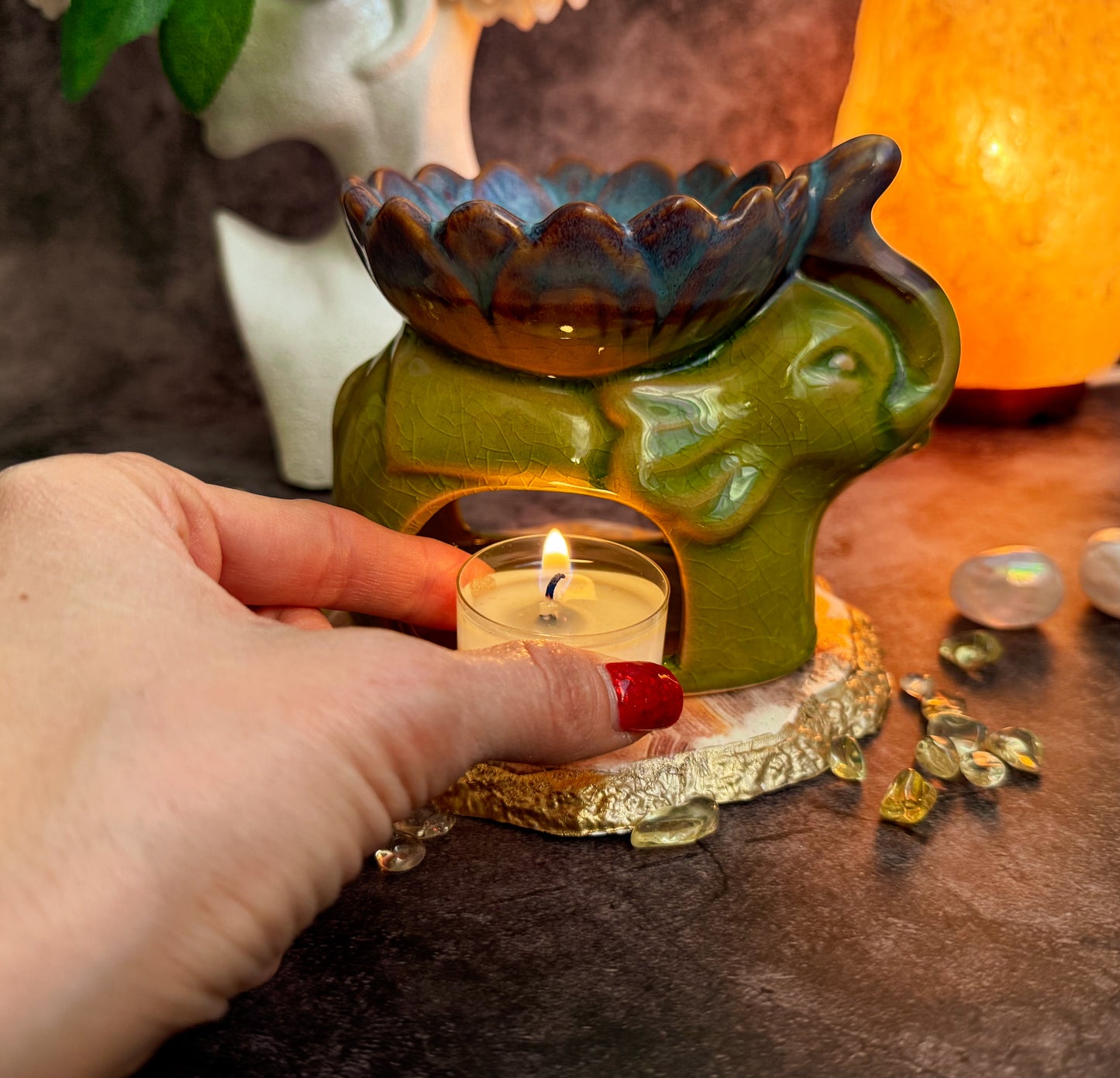 Duftlampe Elefant mit Blüte aus Keramik Farbe gelbgrün für Duftwachs Aromatherapie