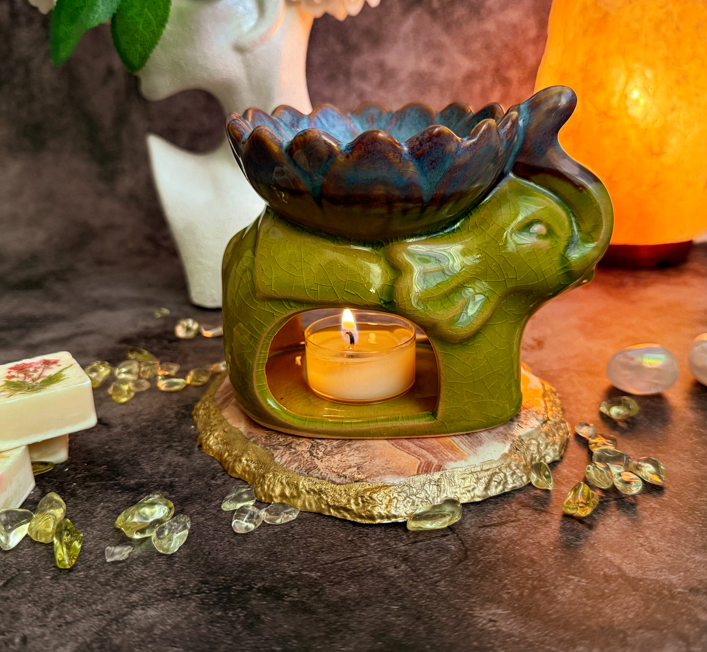 Duftlampe Elefant mit Blüte aus Keramik Farbe gelbgrün für Duftwachs Aromatherapie