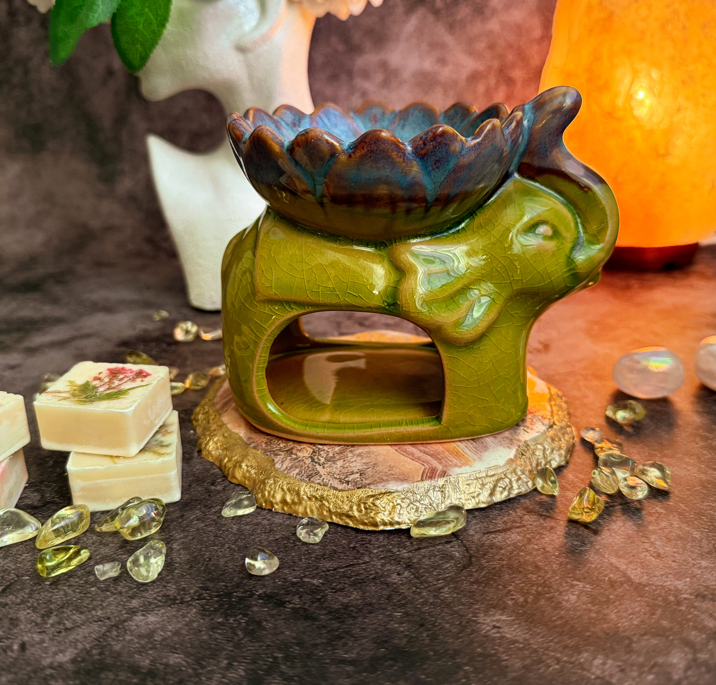 Duftlampe Elefant mit Blüte aus Keramik Farbe gelbgrün für Duftwachs Aromatherapie