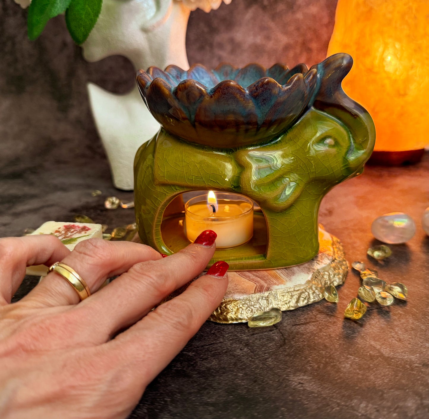 Duftlampe Elefant mit Blüte aus Keramik Farbe gelbgrün für Duftwachs Aromatherapie