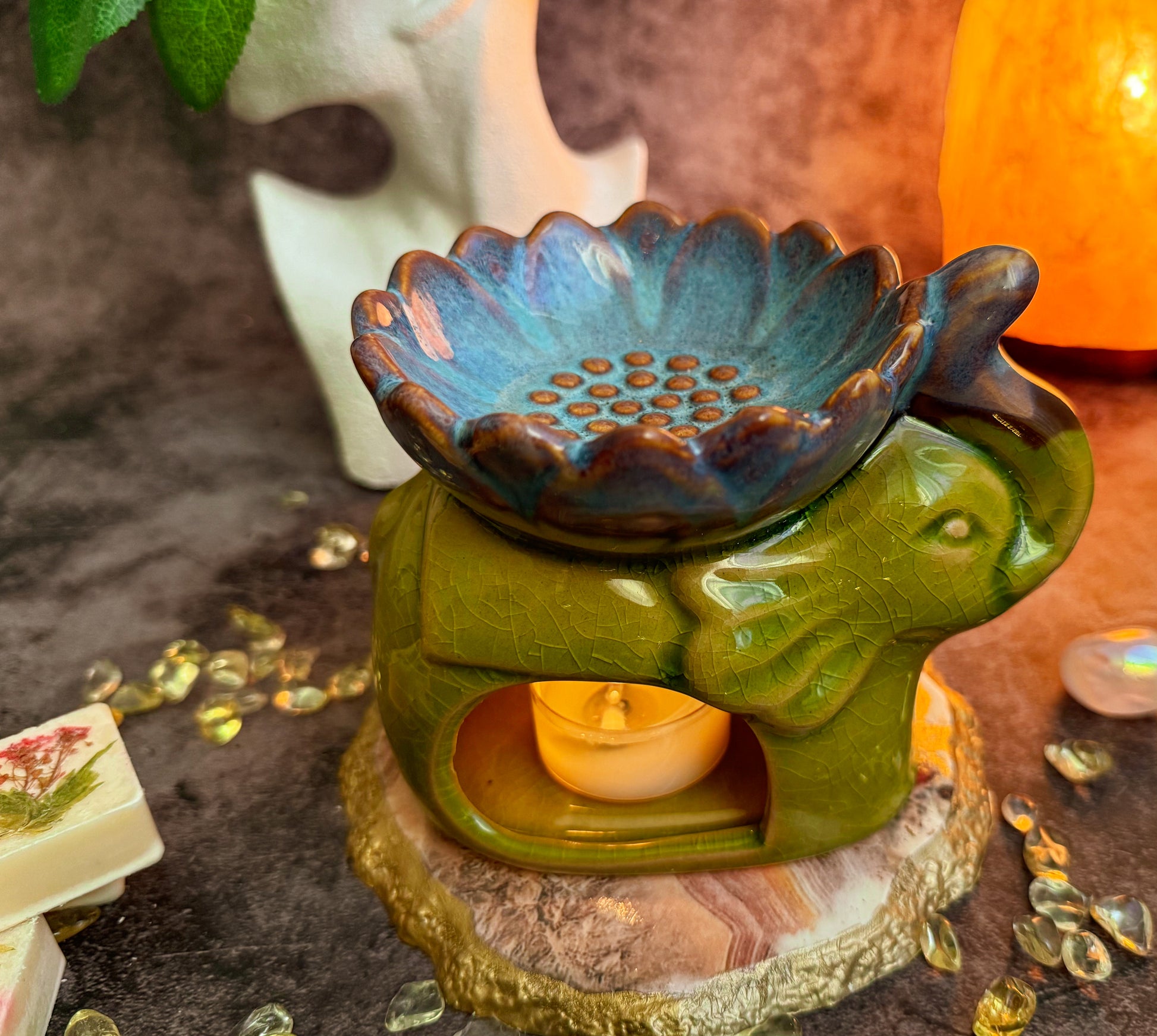 Duftlampe Elefant mit Blüte aus Keramik Farbe gelbgrün für Duftwachs Aromatherapie